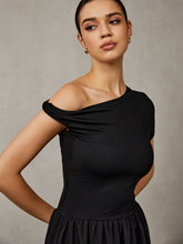 Langes Kleid mit asymmetrischem Ausschnitt und Plissee